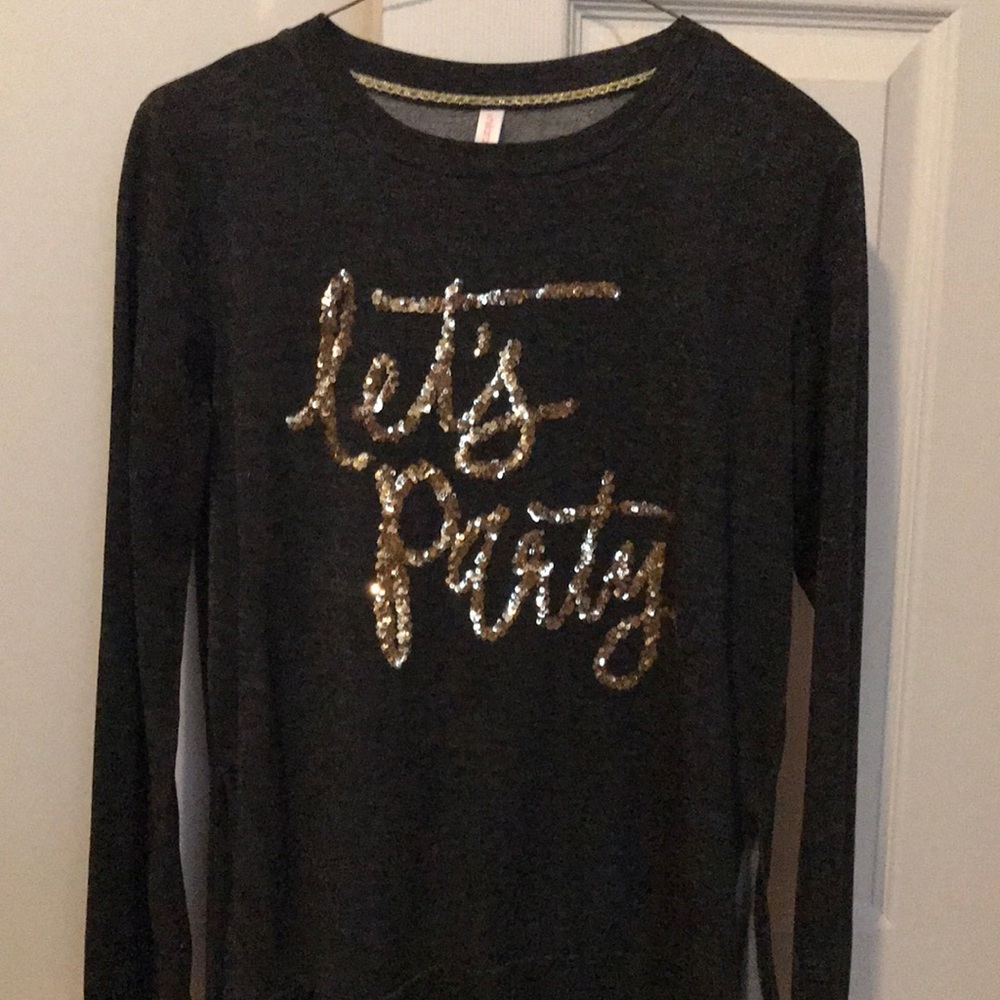 Graphic “let’s party” top size Medium